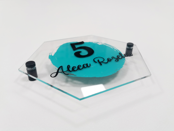 Plăcuţă cu număr și/sau adresă casă, model abstract, din acril și scris din vinil, cu text personalizat Placuta-adresa-model-hexagonal-v1-4084