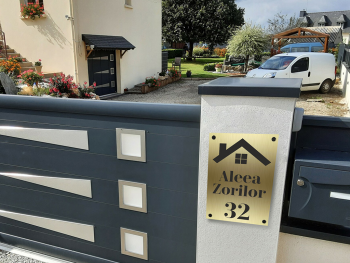 Plăcuţă cu număr și/sau adresă casă, din bond auriu, cu text personalizat Placuta-aurie-cu-nr-si-adresa-model-casa-bond-auriu-model-2-simulare-1-7983