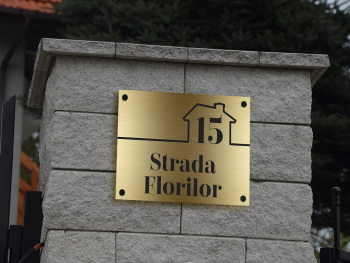 Plăcuţă cu număr și/sau adresă casă, din bond auriu, cu text personalizat Placuta-aurie-cu-nr-si-adresa-model-casa-bond-auriu-model-3-simulare-1-1091