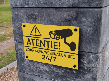 Plăcuță din acril gravată atenționare zonă supravegheată video, distanțiere incluse placuta-gravata-atentionare-zona-supravegheata-video-non-stop-din-pvc-s1-1-4655