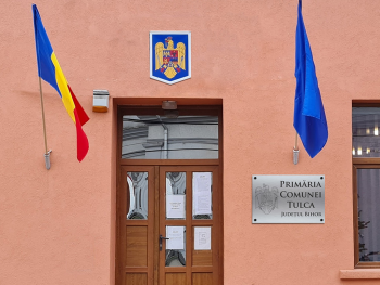 Plăcuță gravată din bond argintiu pentru instituții publice, primării, cu text personalizat și siglă Placuta-gravata-institutie-primarie-bond-argintiu-personalizat-nume-functie-simulare-1-3656