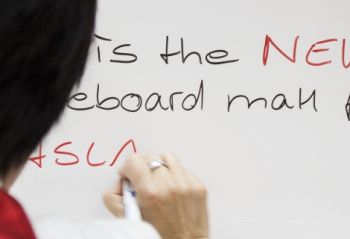 Folie autoadezivă Whiteboard Lucios, Aslan WB995, alb lucios, lățime 137 cm folie-tabla-scolara-whiteboard-lucios-3602