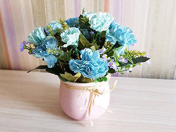 Flori artificiale albastre, Folina, model garofiţe în vas ceramic