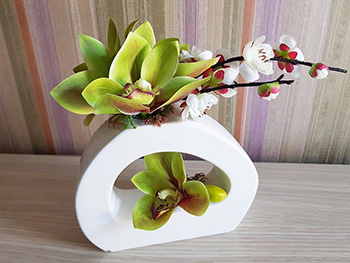 Aranjament orhidee verde în vas ceramic alb