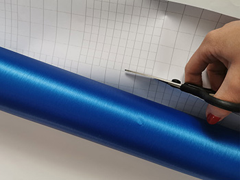 Autocolant albastru cu efect metalic Brushed, folie autoadezivă bubblefree, rolă de 75x100 cm folie-autoadeziva-albastra-cu-efect-metalic-6180