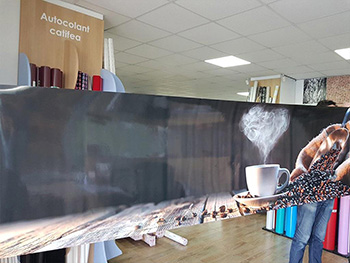Autocolant perete bucătărie, Folina, model cafea, în nuanţe de maro, rolă de 80x280 cm, racletă şi cutter incluse