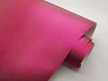 Autocolant magenta cu efect metalic Brushed, folie autoadezivă bubblefree, rolă de 152x300 cm, cu racletă pentru aplicare