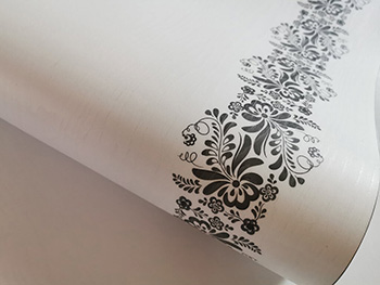 Autocolant mobilă Bella, Folina, imitaţie lemn alb, model floral gri, 120 cm lăţime autocolant-mobila-bella-folina-imitatie-lemn-alb-cu-model-gri-8837