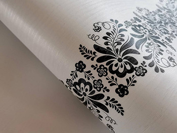 Autocolant mobilă Bella, Folina, imitaţie lemn alb, model floral negru, 120 cm lăţime autocolant-mobila-bella-folina-imitatie-lemn-alb-cu-model-negru-9114