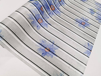 Autocolant lemn gri cu flori albastre, Folina, 120 cm lăţimea rolei