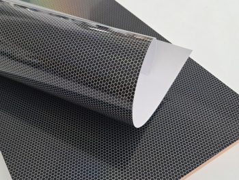 Autocolant mobilă negru cu model fagure holografic, pentru mobilier gaming și decoruri moderne - 75x250 cm