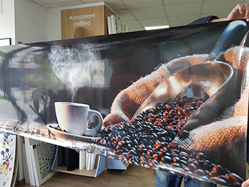 Autocolant perete bucătărie, Folina, model cafea, în nuanţe de maro, rolă de 80x280 cm, racletă şi cutter incluse