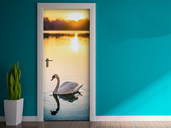 Autocolant uşă Lebădă pe apă, Folina, model multicolor, dimensiune autocolant 92x205 cm autocolant-usa-lebada-1-4837