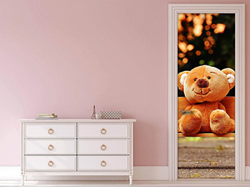 Autocolant uşă Urs de pluş, Folina, model multicolor, dimensiune autocolant 92x205 cm autocolant-usa-urs-de-plus-1896