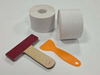 Set 2 role bandă etanșare autoadezivă albă, cu adeziv butilic, 6 cm x 3,2 m + 2 raclete incluse