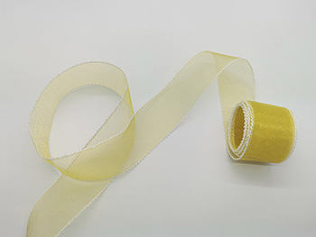 banda-satin-folina-galbena-cu-margini-albe-4-cm-10-metri-3573