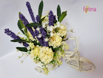Bicicletă decorativă albă, Folina, cu garofiţe crem şi plante mov artificiale bicicleta-decorativa-alba-cu-garofite-crem-si-plante-mov-4757