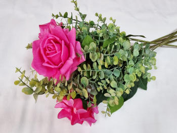 Buchet flori artificiale, trandafiri roz şi eucalipt, 75 cm înălţime