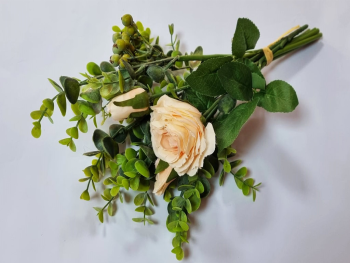 Buchet flori artificiale cu trandafiri champagne şi plante eucalipt, 38 cm înălţime