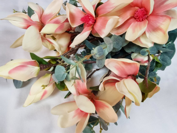 buchet-flori-artificiale-magnolii-crem-si-plante-verzi-80-cm-inaltime-1945