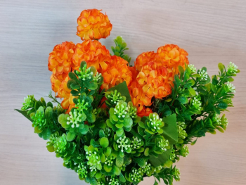Buchet flori artificiale portocalii şi plante verzi, 30 cm înălţime