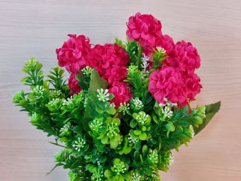 Buchet flori artificiale roz închis şi plante verzi, 30 cm înălţime