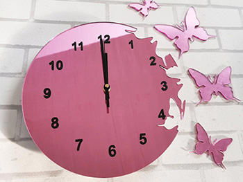 Ceas de perete Fluturi, din oglindă acrilică roz, 30 cm 