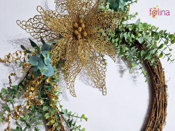 Coroniţă decorativă din nuiele, decorată cu plante artificiale verzi şi floare aurie, 40 cm diametru coronita-din-nuiele-decorata-cu-plante-artificiale-verzi-si-floare-aurie-8559