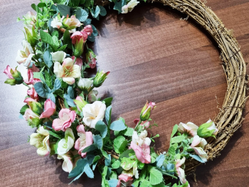 Coroniţă decorativă, Folina, flori artificiale crem şi roz, 40 cm