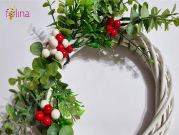 Coroniţă din nuiele albă decorată cu plante artificiale verzi şi stamine roşii, 20 cm coronita-decorativa-craciun-folina-2075
