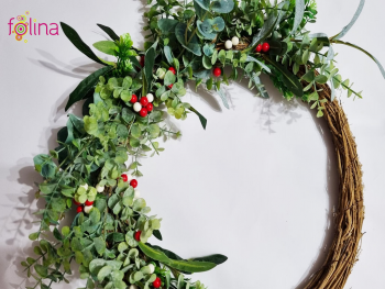 Coroniţă din nuiele, decorată cu plante artificiale verzi şi stamine roşii, 40 cm diametru coronita-craciun-cu-plante-verzi-si-stamine-rosii-si-albe-2986