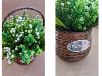 Coş decorativ din ratan, cu flori artificiale albe şi plante verzi