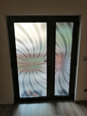 Folie geam autoadezivă Cresta, Folina, efect de sablare, model geometric gri, rolă de 100x210 cm