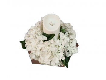 Decoraţiune cu flori artificiale albe şi lumânare led