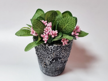 Flori artificiale, Folina, aranjament cu plante verzi şi stamine roz în vas ceramic gri decoratiune-flori-artificiale-roz-in-vas-ceramic-gri-9478