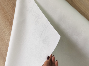 Faţă de masă impermeabilă Amelie albă, d-c-fix, elegantă, cu un discret model floral, 140 cm lăţime