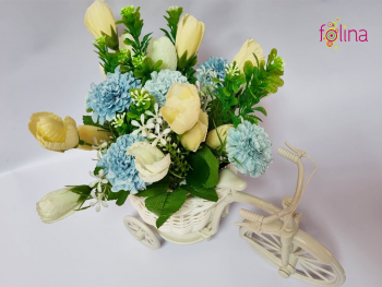 bicicleta-decorativa-alba-cu-flori-artificiale-crem-si-bleu-7962