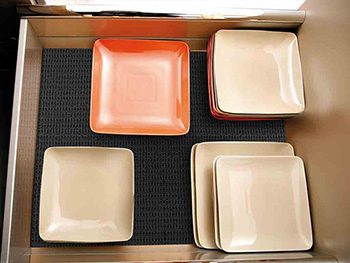 Material antiderapant gri, pentru sertare şi rafturi, rolă de 60 cm x 2 metri material-antiderapant-gri-pentru-sertare-si-rafturi1-9034