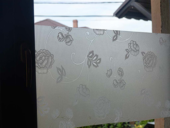 Folie geam autoadezivă Agata, Folina, imprimeu floral, alb, lățime 90 cm