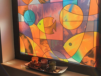 Folie geam autoadezivă Barcelona, imprimeu vitraliu, multicolor, lățime 90 cm