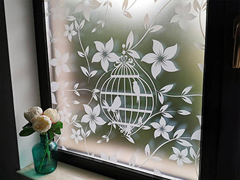 Folie geam autoadezivă Bird Garden, sablare cu imprimeu floral alb, lățime 100 cm