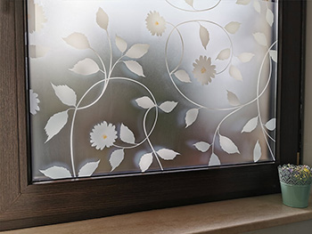 Folie geam autoadezivă Carla, Folina, imprimeu floral alb, 100 cm