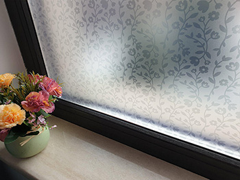 Folie geam autoadezivă Cleo, Folina, model floral gri, 100 cm lăţime