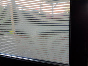 Folie geam autoadezivă Office Iridium, transparentă cu dungi sablate crem, rolă de 152X200 cm