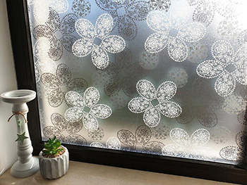 Folie geam autoadezivă, Folina  Elegance, sablare cu imprimeu floral stilizat, 90 cm lăţime