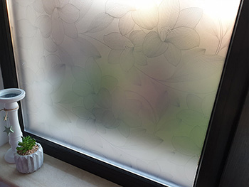 Folie geam autoadezivă Erin, Folina, model floral gri , 100 cm lăţime