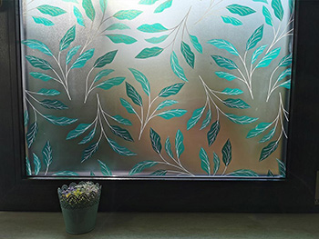 Folie geam autoadezivă, Folina, sablare decorativă cu imprimeu crenguţe verzi, 100 cm lăţime