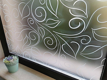Folie geam autoadezivă, Folina, sablare cu imprimeu frunze stilizate albe, 100 cm lăţime