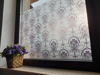 Folie geam autoadezivă Livia, Folina, model floral maro, 100 cm lăţime