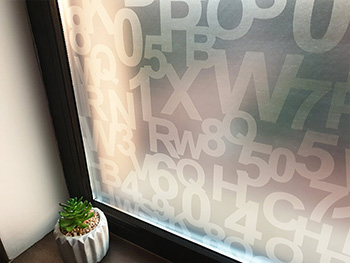 Folie geam autoadezivă Milo, Folina, imprimeu cifre şi litere, gri, 100 cm lăţime